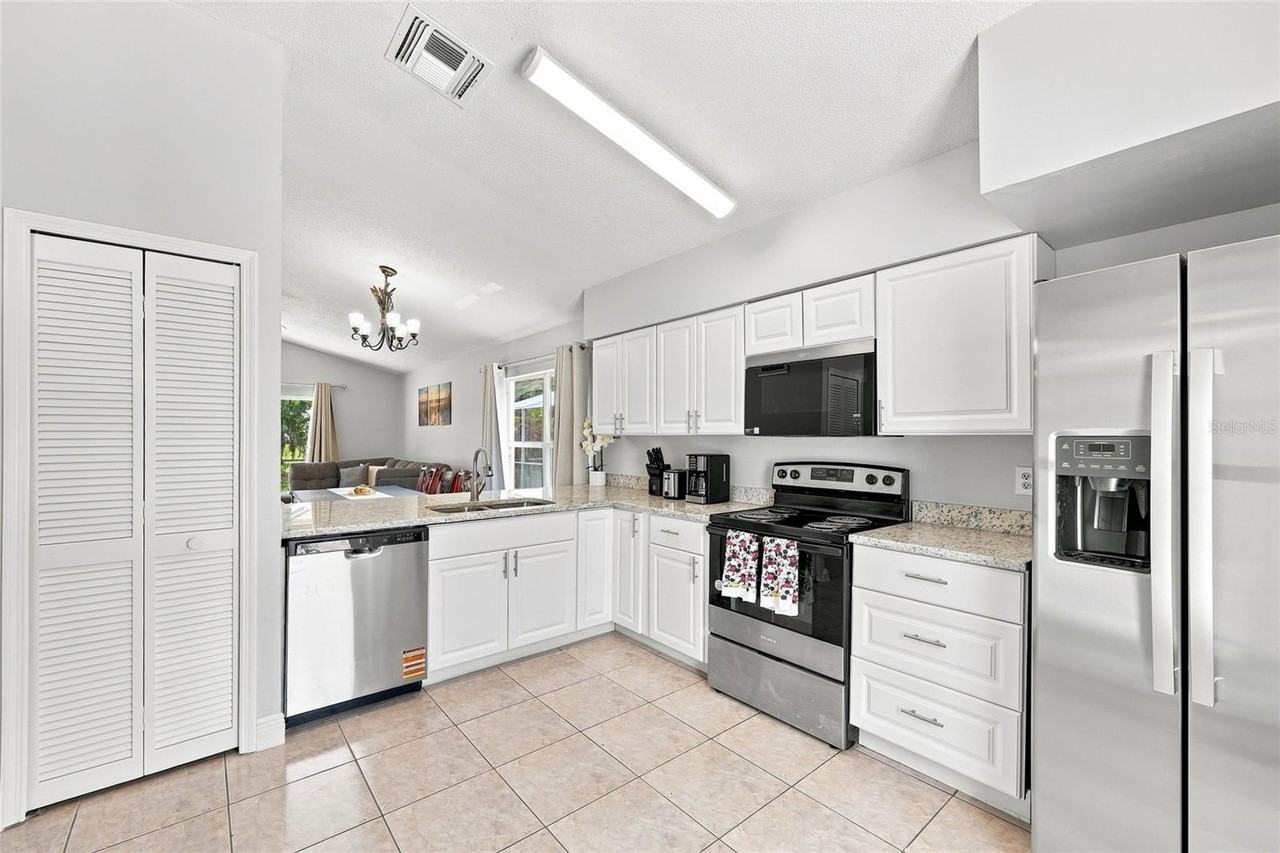 2537 Chatham Cir - Photo 3 of 28