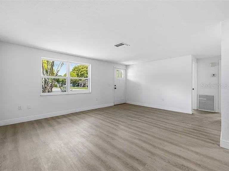 39252 Heights Ave - Photo 3 of 12