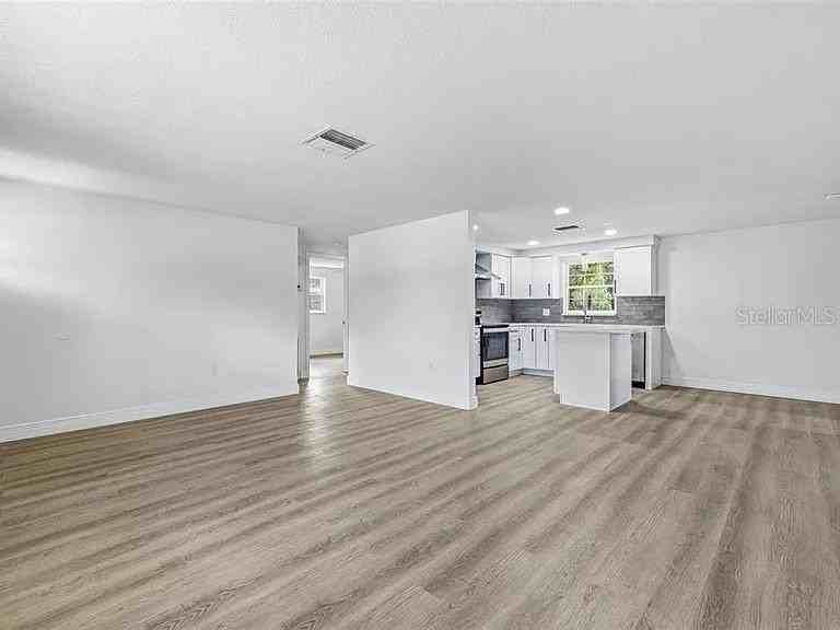 39252 Heights Ave - Photo 4 of 12