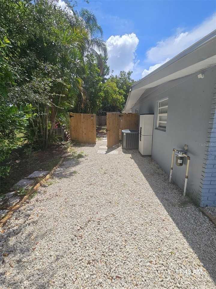 1953 W Skyline Dr - Photo 4 of 12