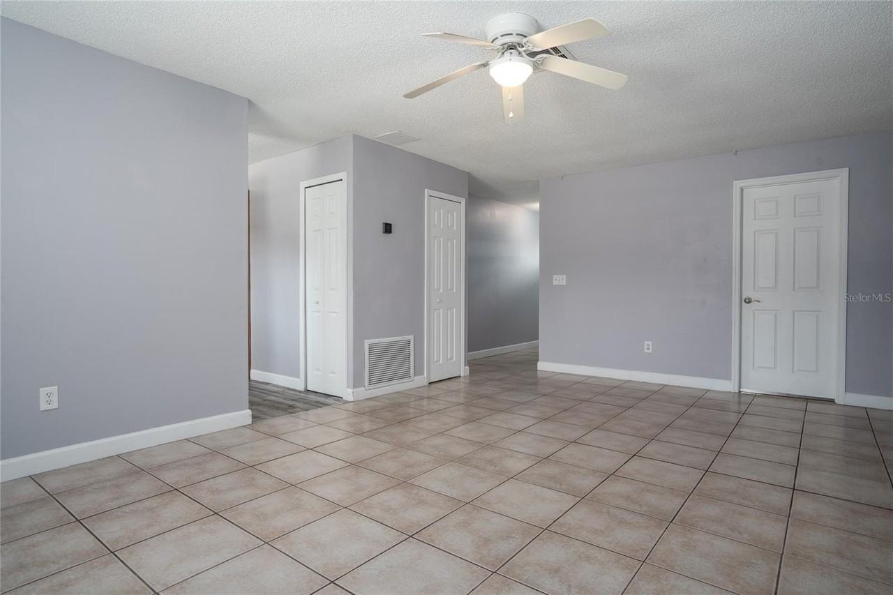 437 E Oakwood Ave - Photo 4 of 20