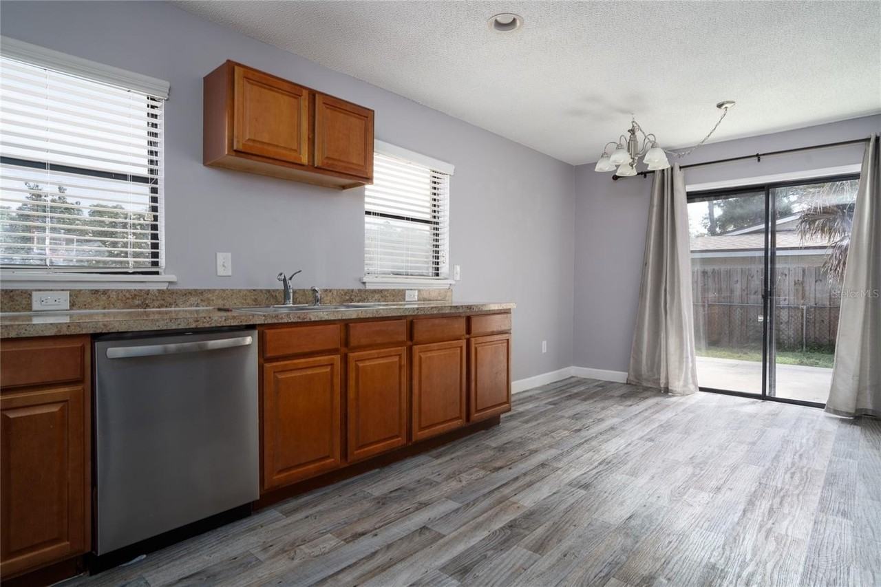 437 E Oakwood Ave - Photo 5 of 20