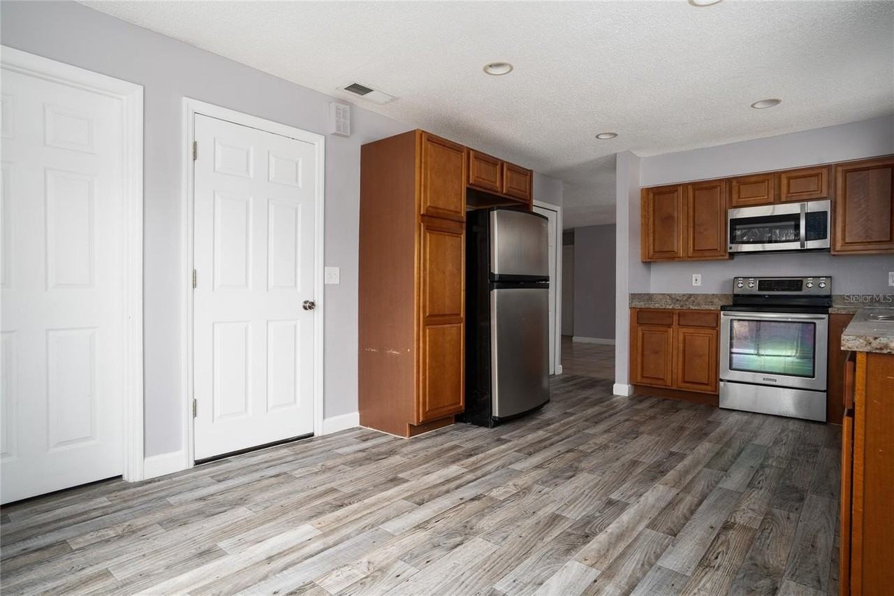437 E Oakwood Ave - Photo 6 of 20