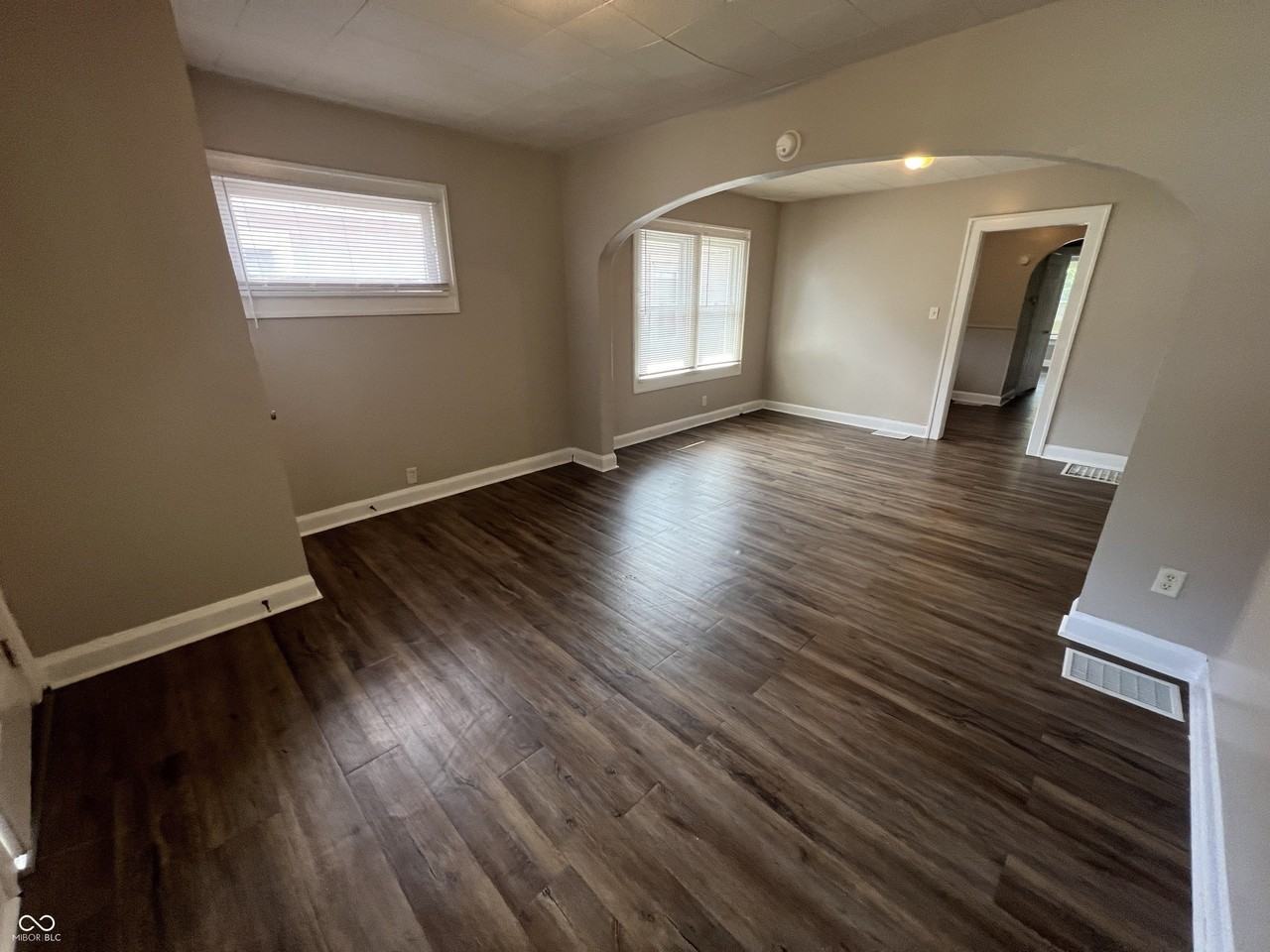 894 N Gladstone Ave - Photo 2 of 14