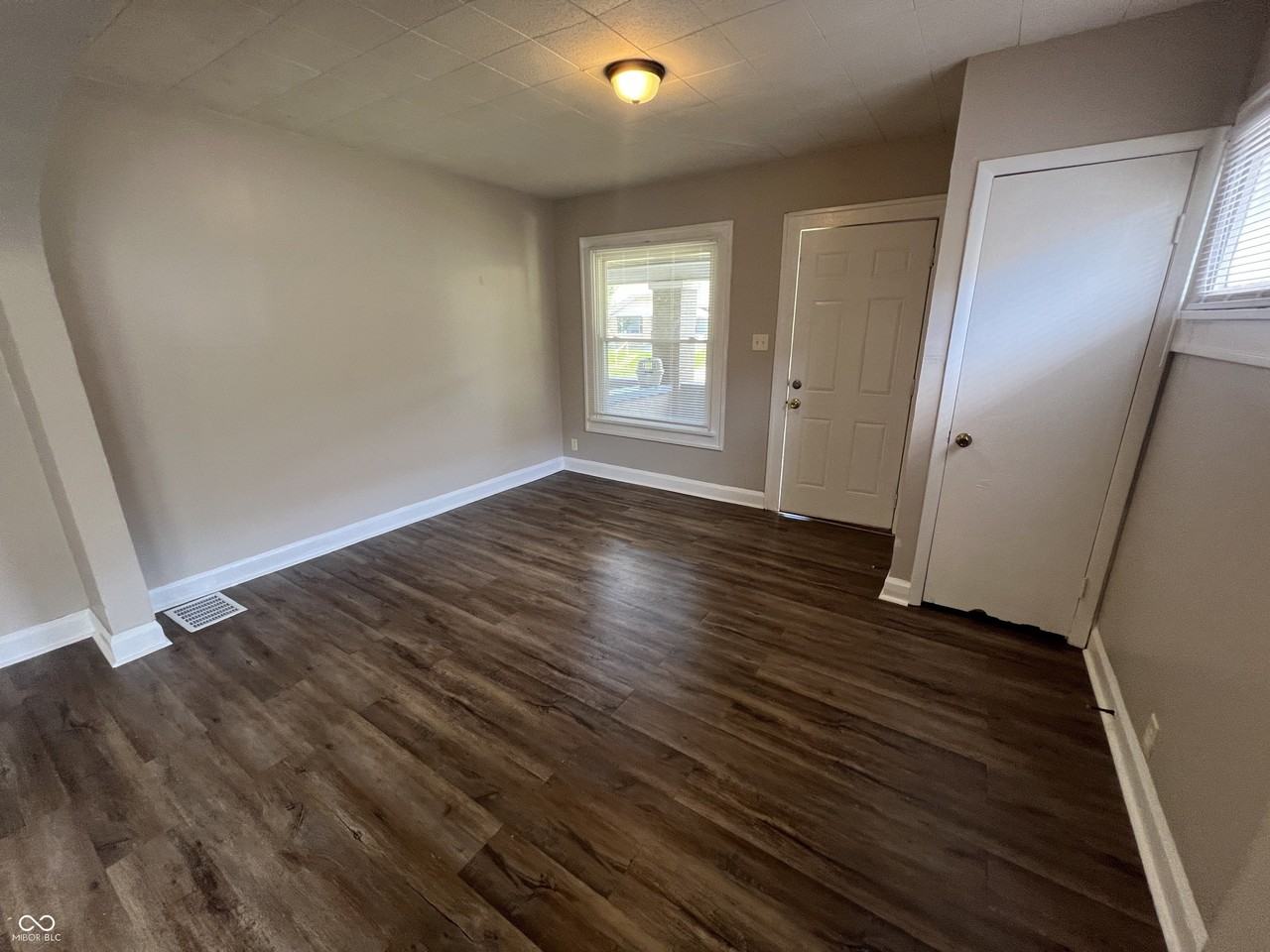 894 N Gladstone Ave - Photo 3 of 14