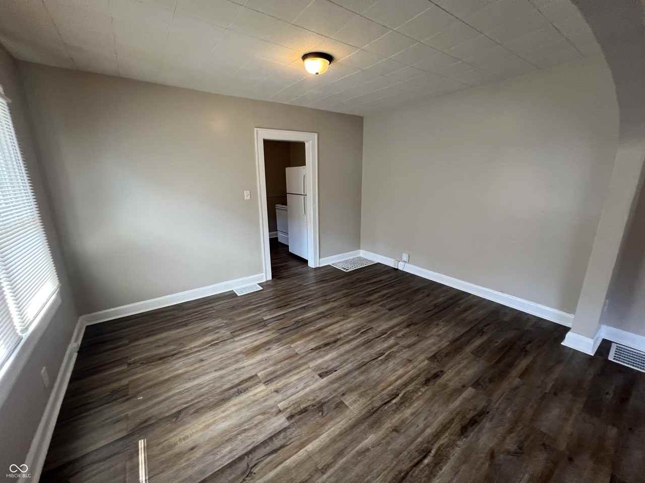 894 N Gladstone Ave - Photo 4 of 14
