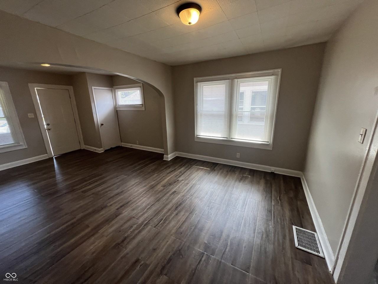 894 N Gladstone Ave - Photo 5 of 14