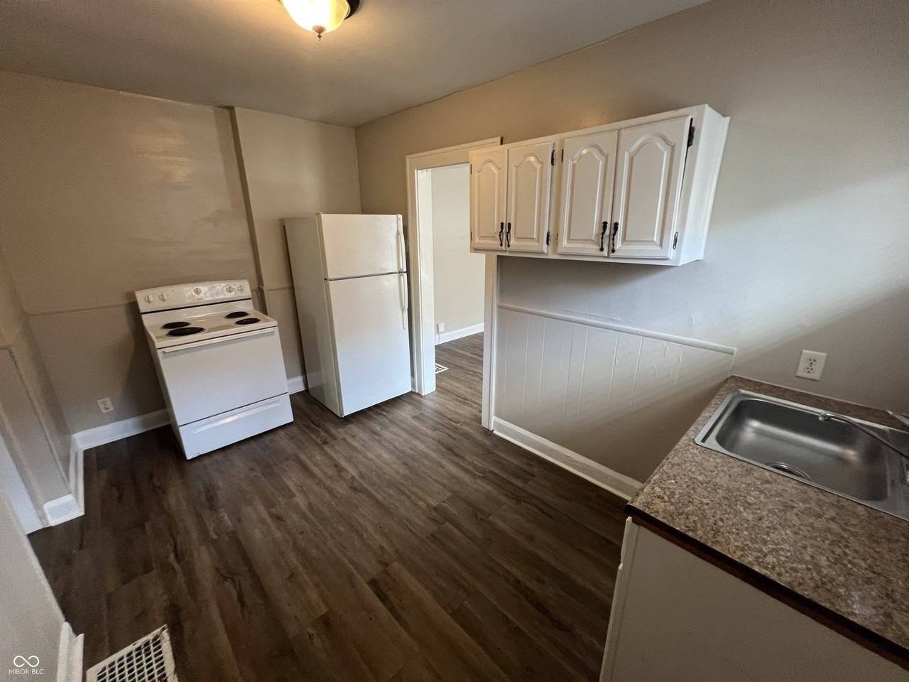 894 N Gladstone Ave - Photo 6 of 14