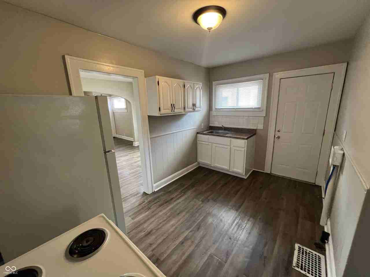 894 N Gladstone Ave - Photo 7 of 14