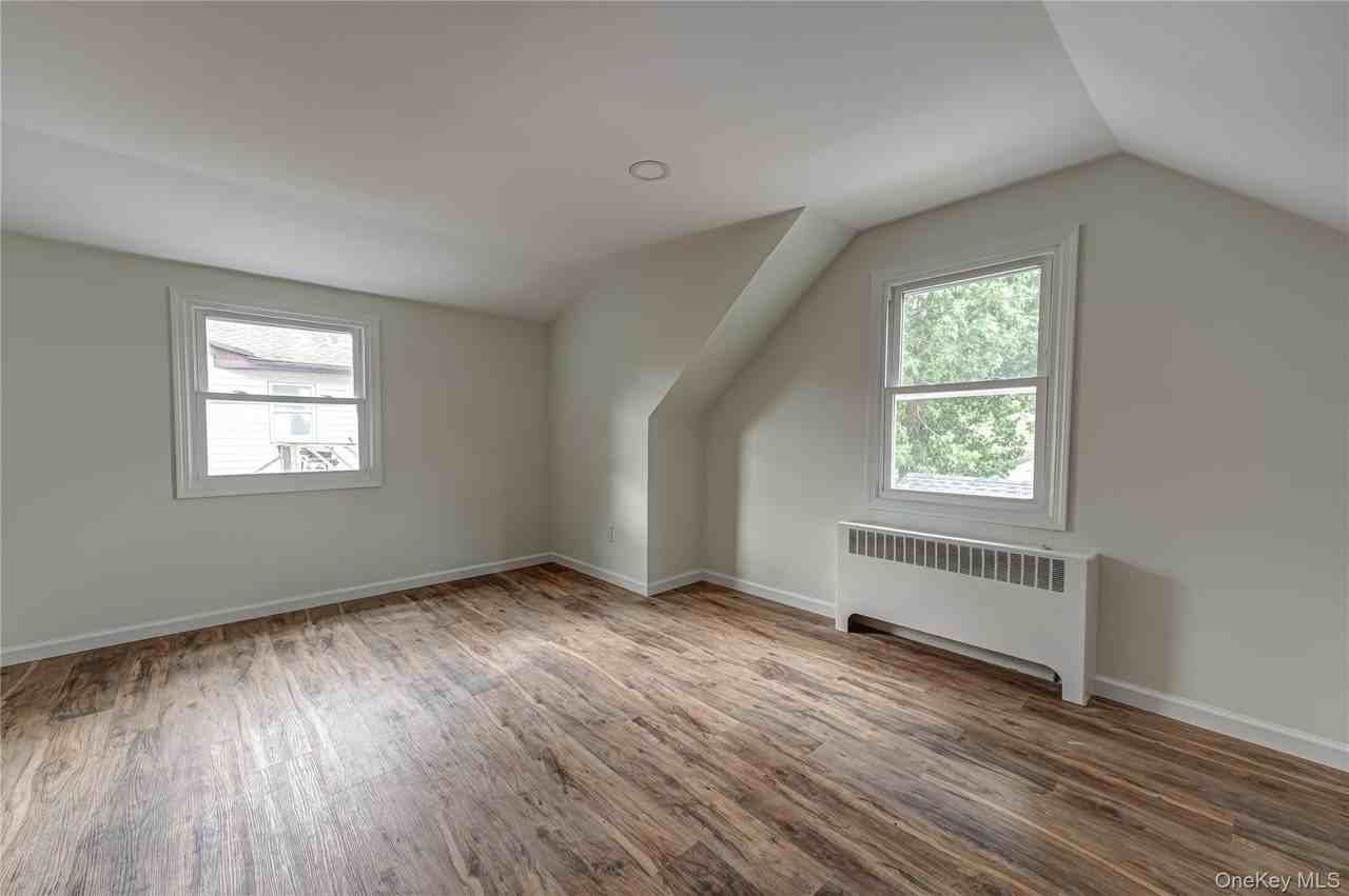 2528 Marshall Ave - Photo 5 of 14