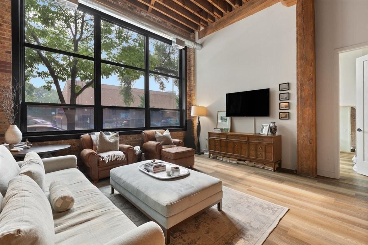 818 N Wolcott Ave #208 - Photo 3 of 13