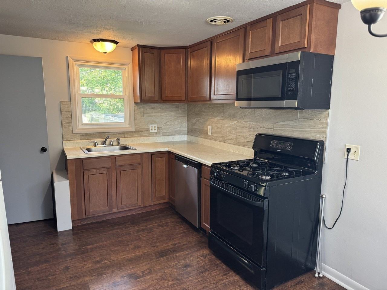 225 Panama Ave - Photo 3 of 10