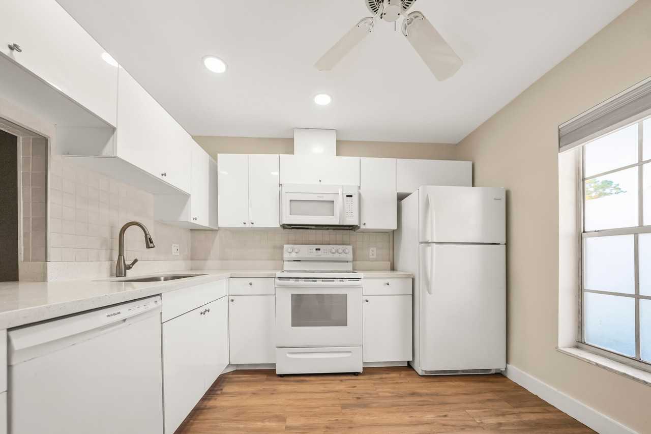 270 Cape Cod Cir - Photo 4 of 10