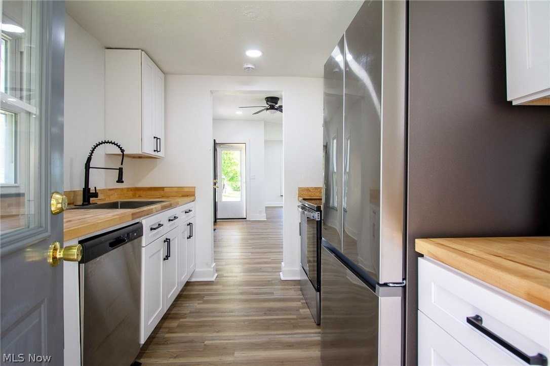 8210 Maple Ave - Photo 6 of 20