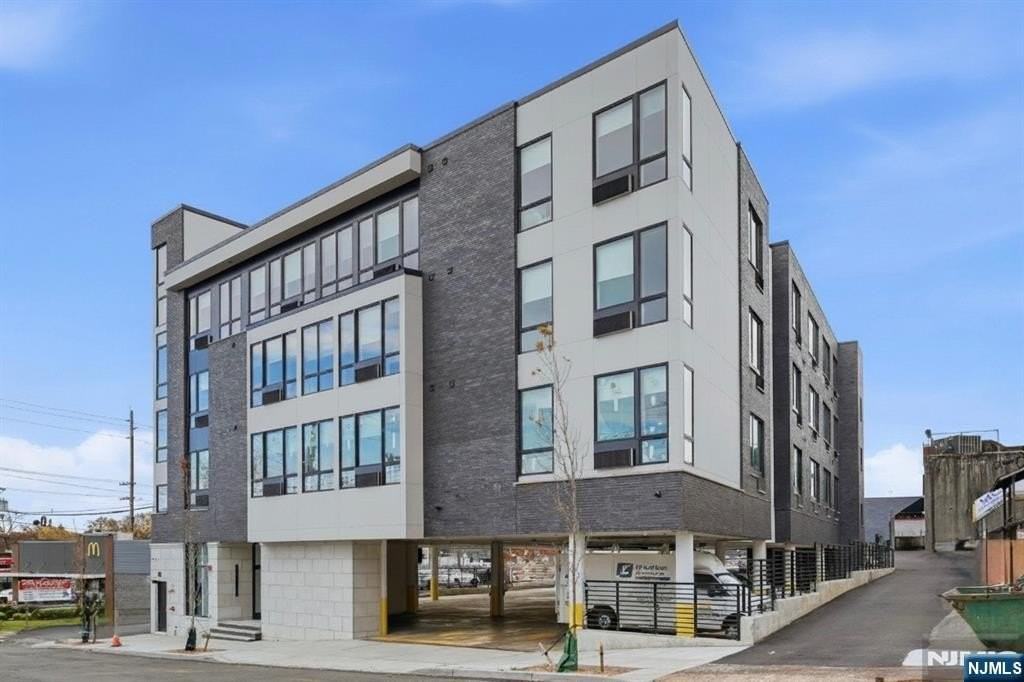 911 E Passaic St #303