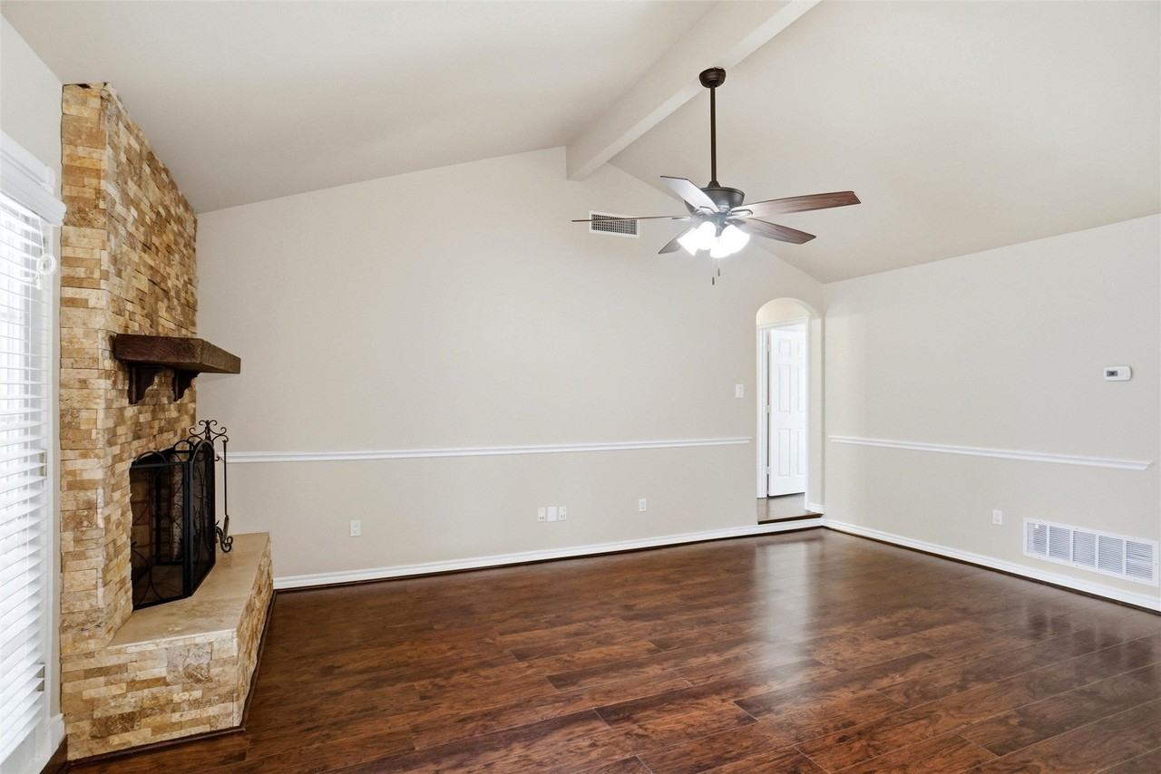 212 Gloria St - Photo 7 of 19
