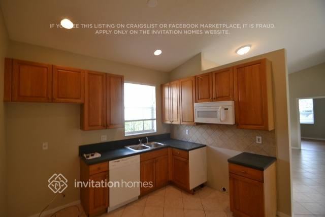 1702 Pierside Cir - Photo 4 of 8