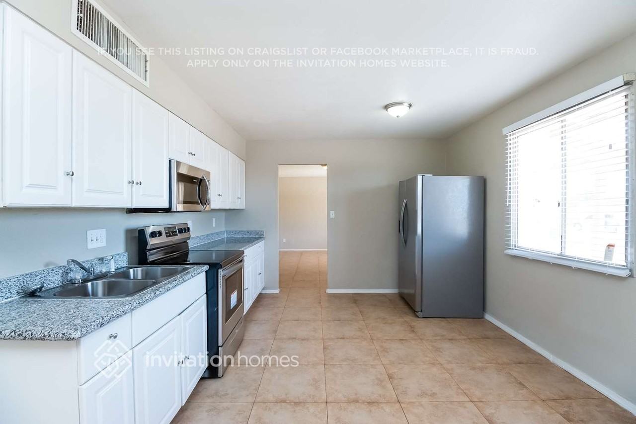 2208 N 48th Dr - Photo 6 of 12