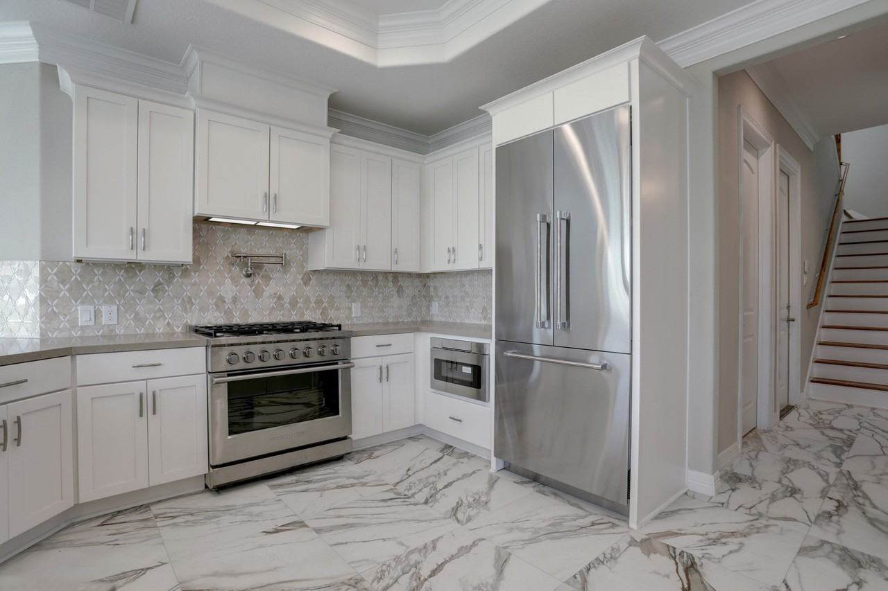 502 Amalfi Dr - Photo 7 of 34