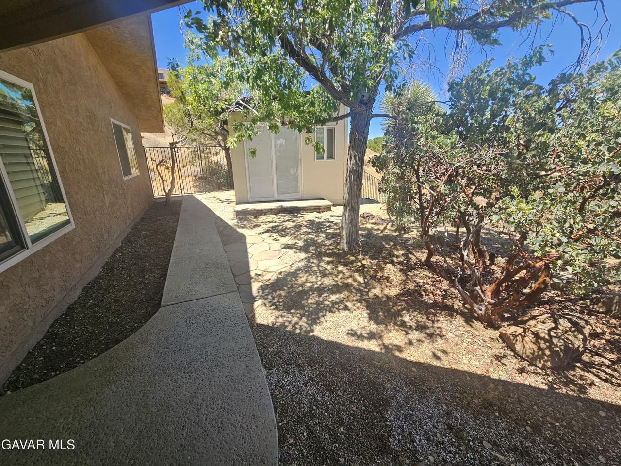 615 Lakeview Dr - Photo 5 of 46