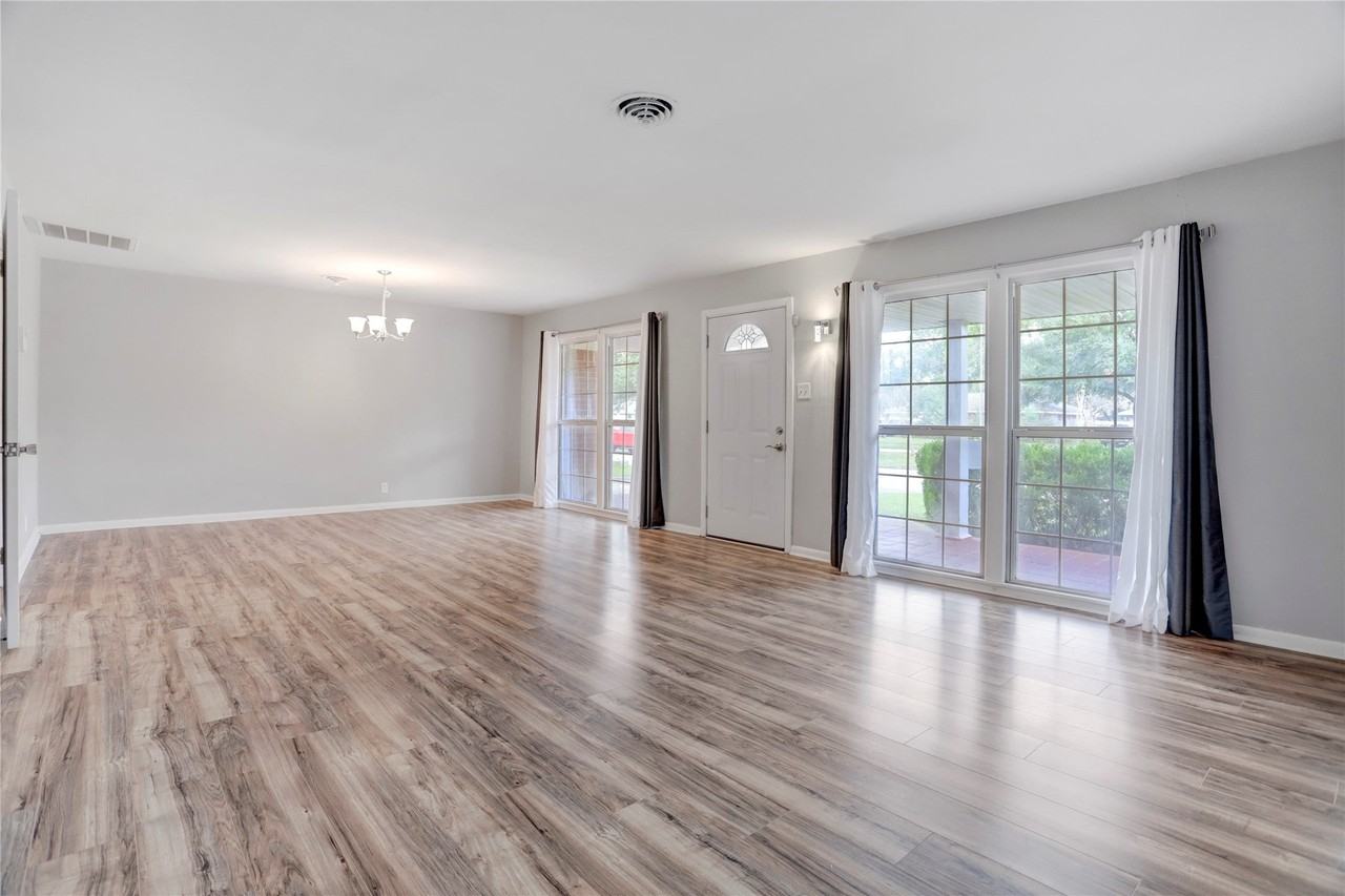4421 Willowbend Blvd - Photo 3 of 33
