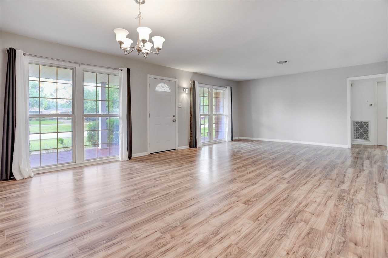 4421 Willowbend Blvd - Photo 4 of 33