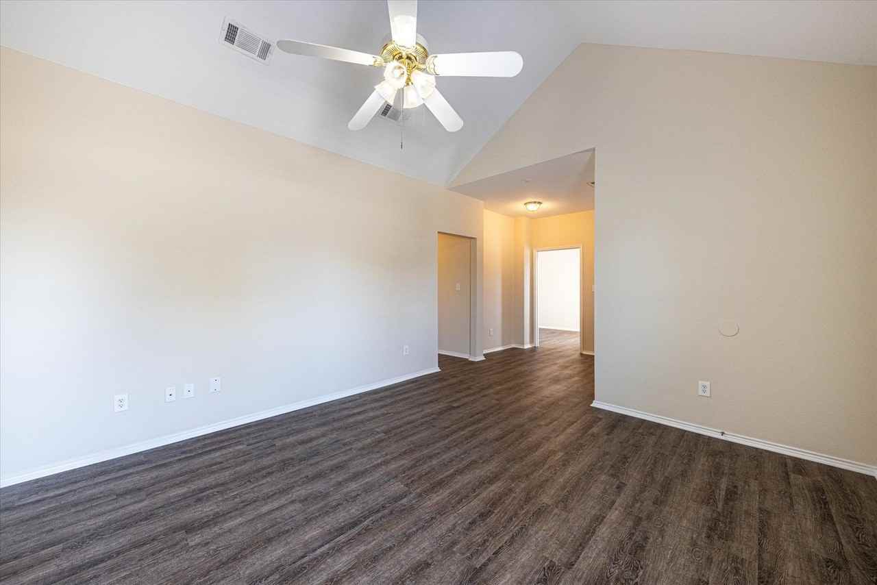 102 Collett Ct - Photo 3 of 18