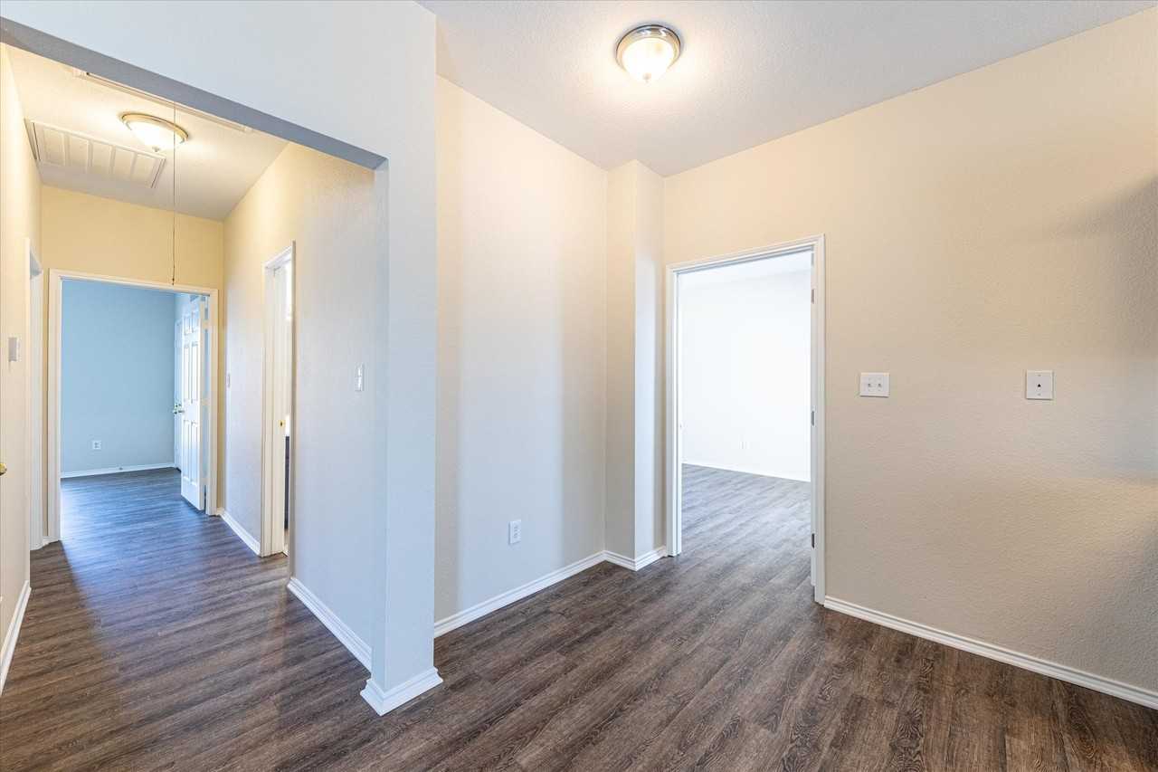 102 Collett Ct - Photo 4 of 18