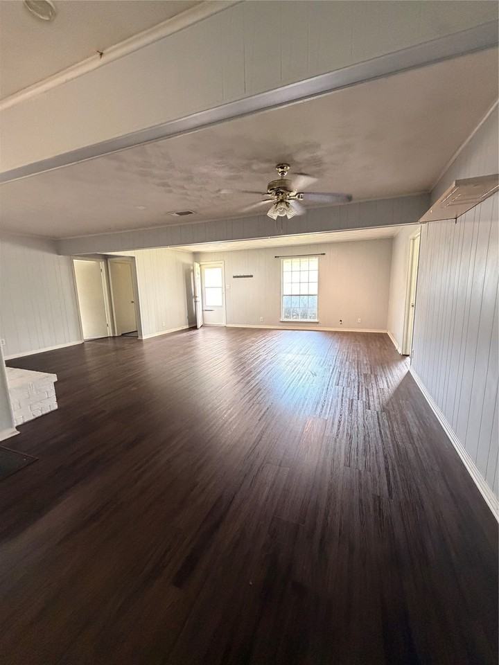 718 Crescent St - Photo 3 of 11