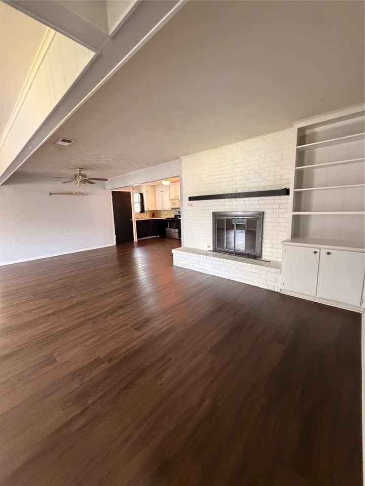 718 Crescent St - Photo 4 of 11