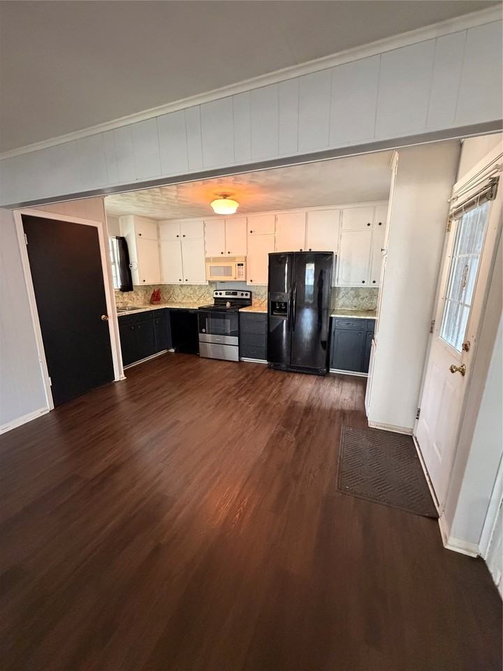 718 Crescent St - Photo 5 of 11