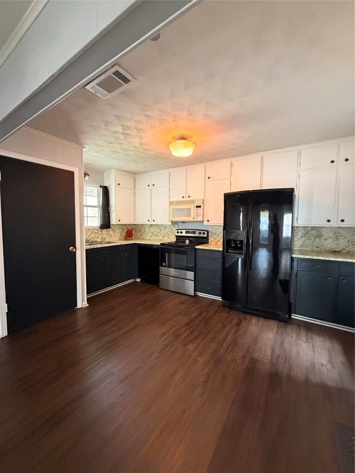718 Crescent St - Photo 6 of 11
