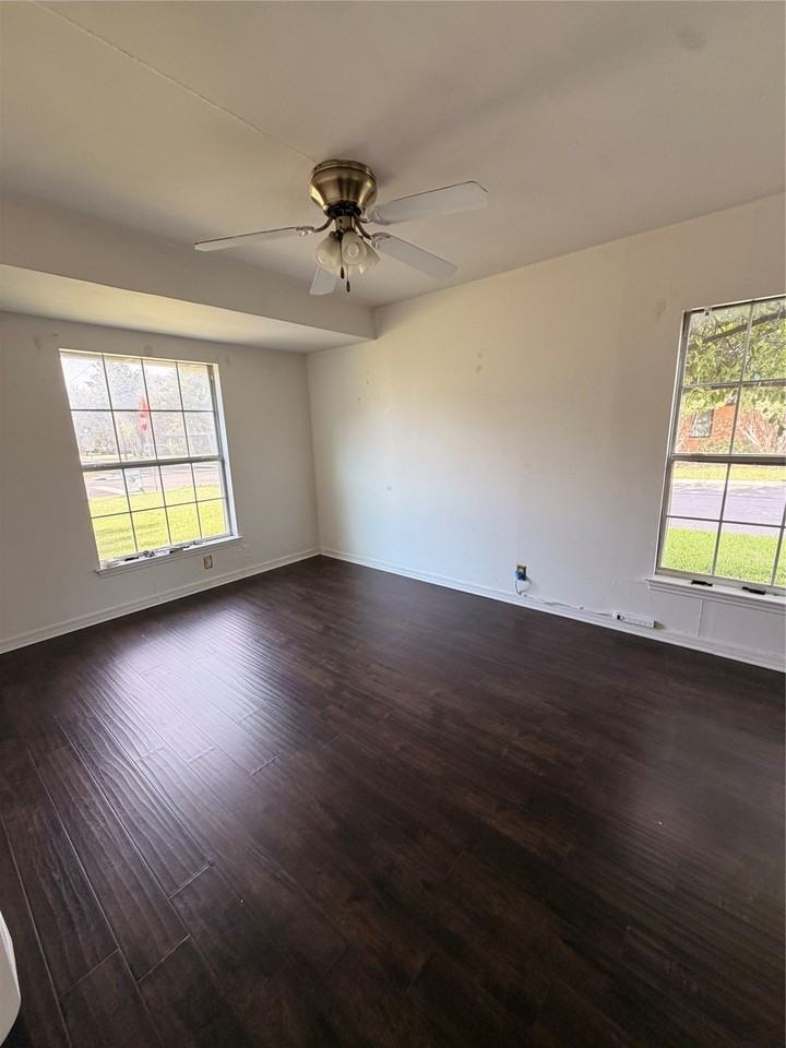 718 Crescent St - Photo 7 of 11