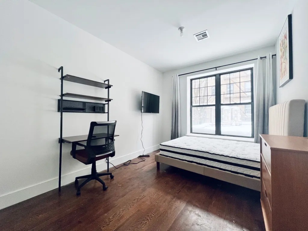 Private Bedroom in 4 Bedroom/2 Bathroom Home - Photo 2 of 10
