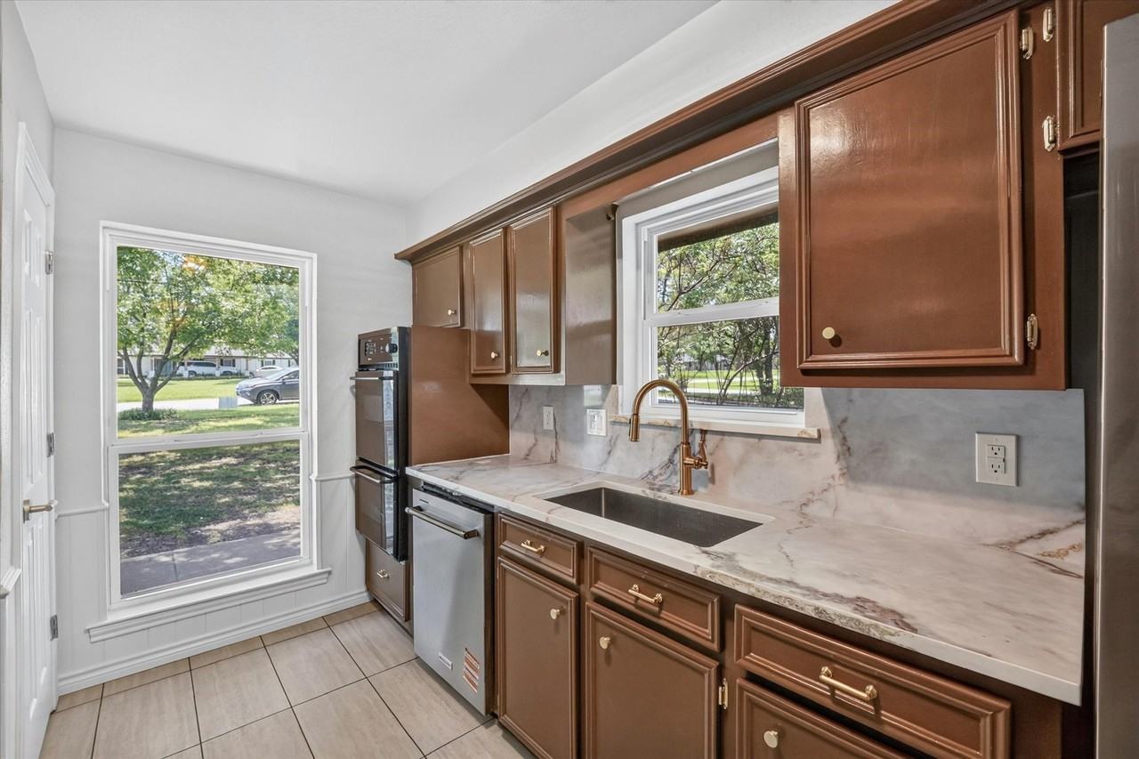 3505 Larkin Ln - Photo 4 of 19