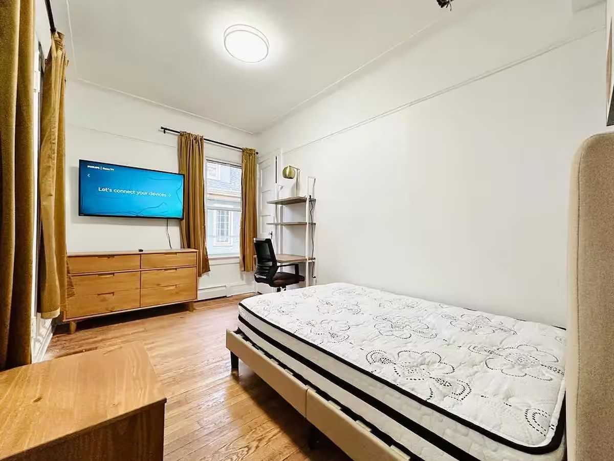 Private Bedroom in 5 Bedroom/1.5 Bathroom Home - Photo 7 of 12