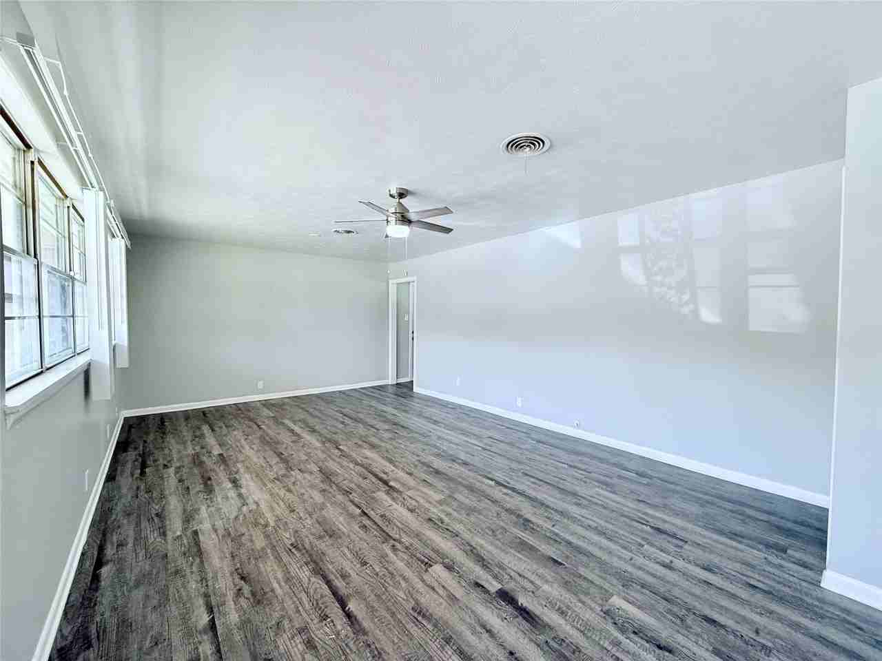401 W Lamberth Rd - Photo 2 of 23