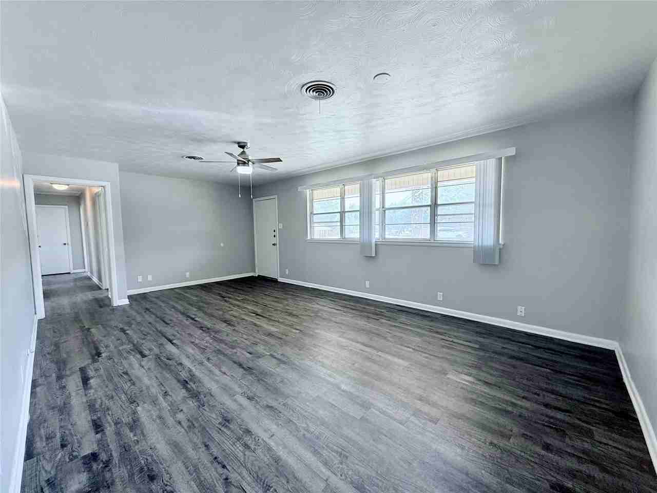 401 W Lamberth Rd - Photo 3 of 23