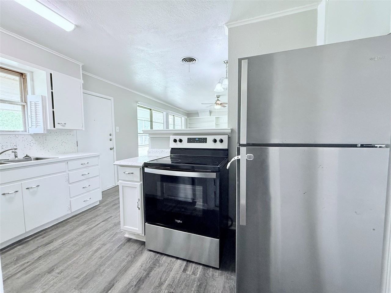 401 W Lamberth Rd - Photo 4 of 23