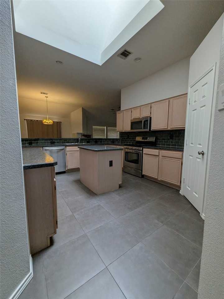 1705 Ingleside Dr - Photo 4 of 15