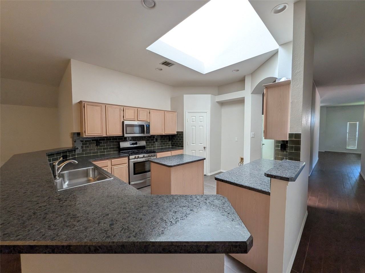 1705 Ingleside Dr - Photo 5 of 15