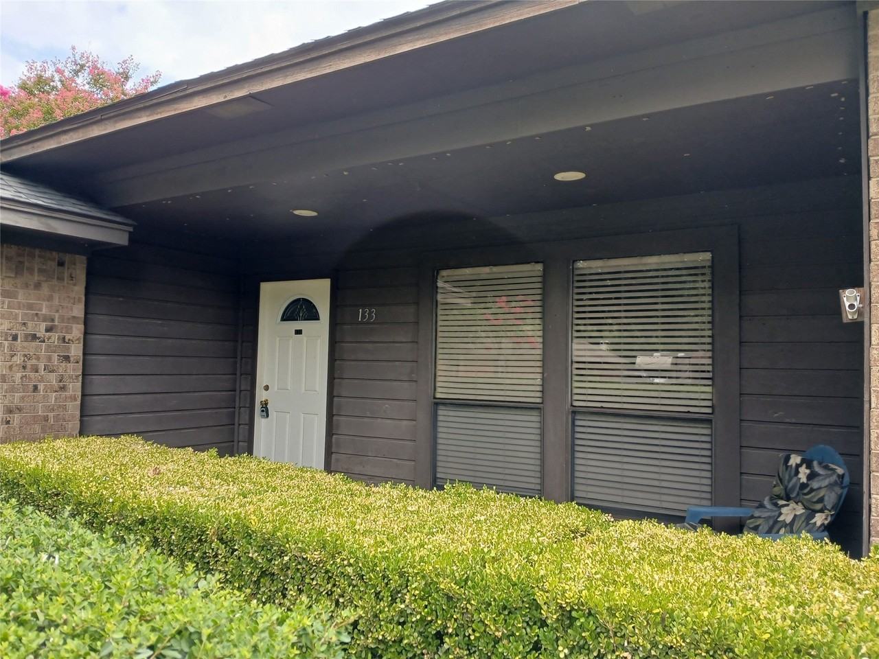 133 Oakbrook Dr - Photo 2 of 19