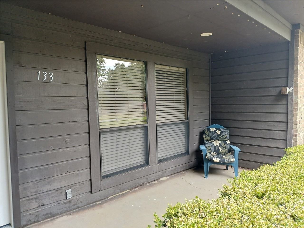 133 Oakbrook Dr - Photo 3 of 19