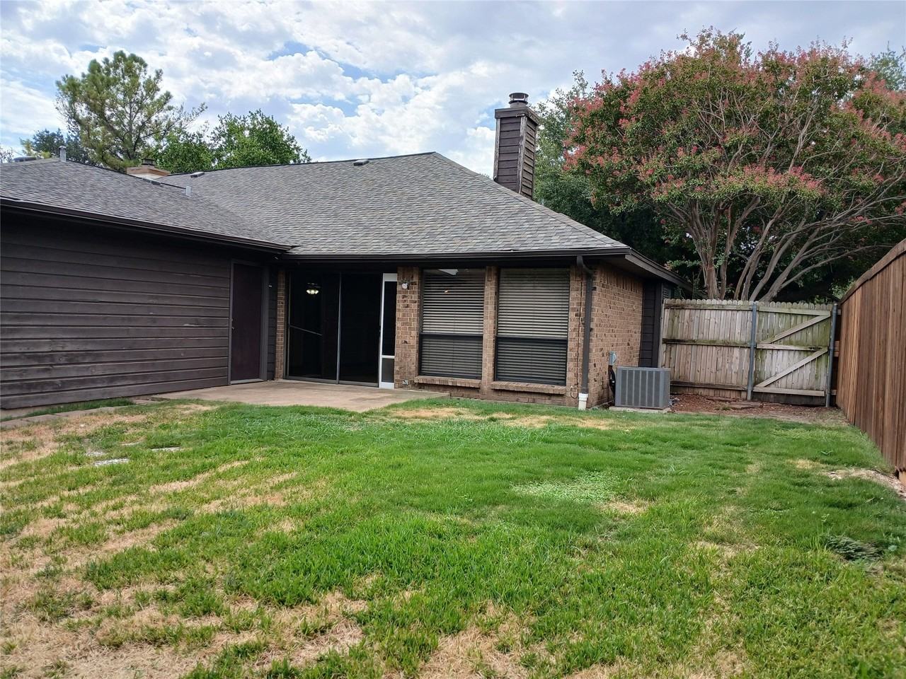 133 Oakbrook Dr - Photo 4 of 19