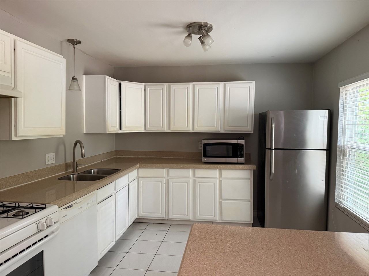 4233 Alamo Ave - Photo 2 of 8