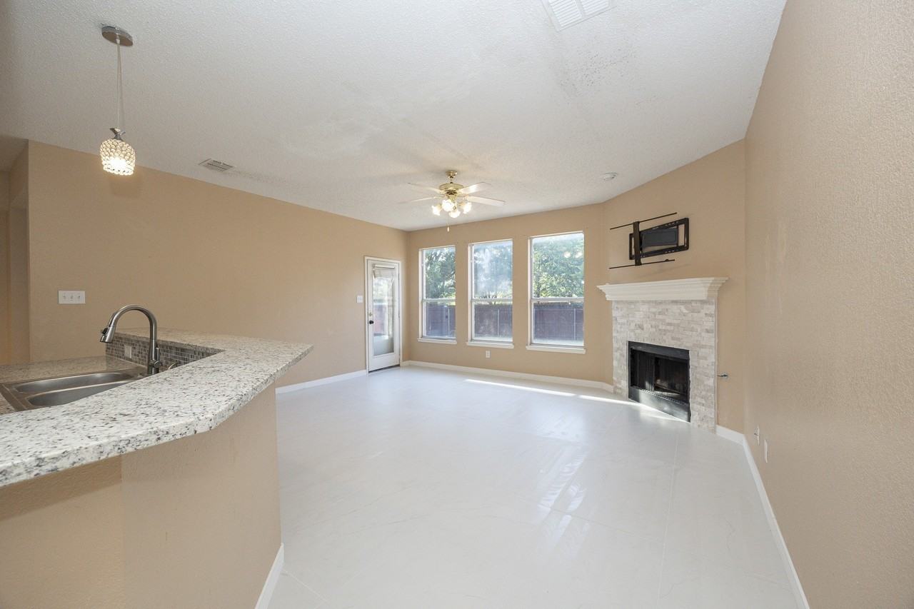 1427 Autumnmist Dr - Photo 2 of 37