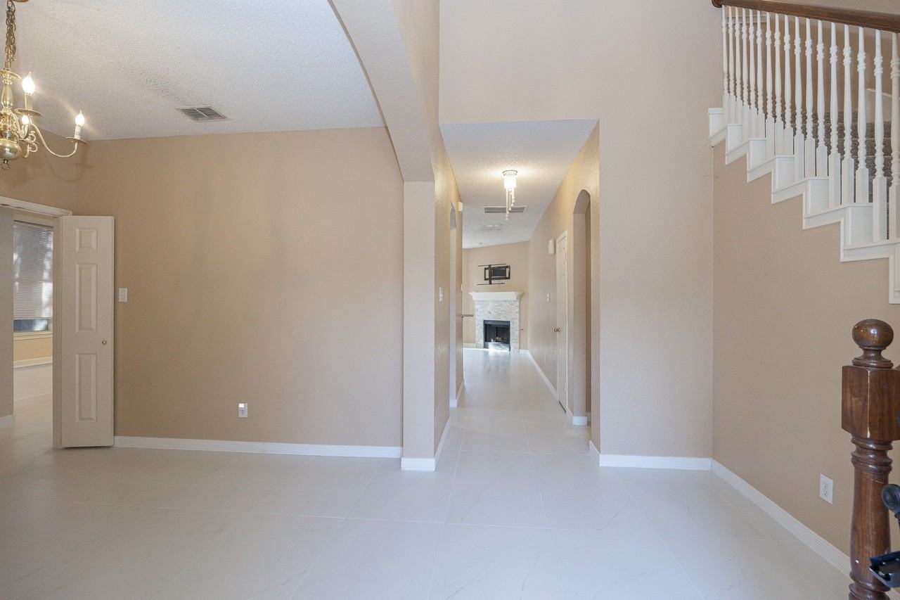 1427 Autumnmist Dr - Photo 3 of 37