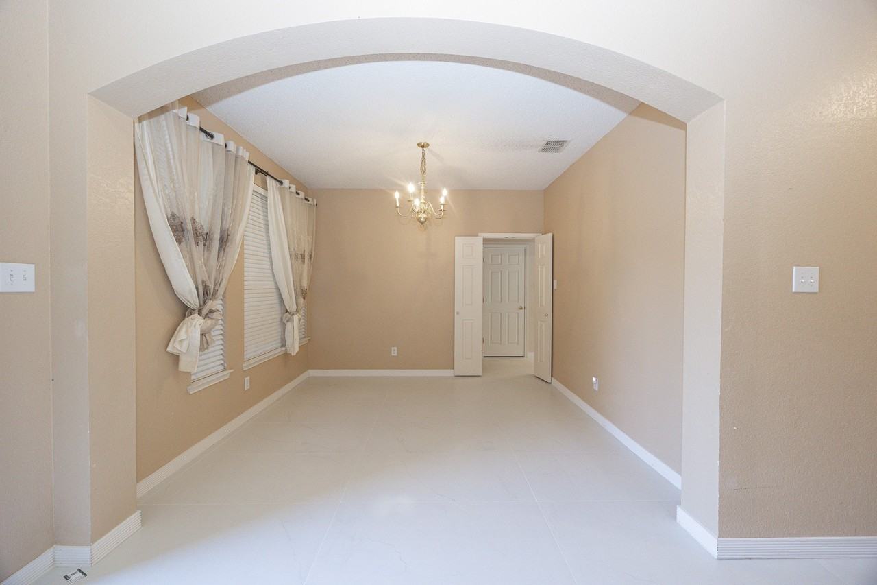 1427 Autumnmist Dr - Photo 4 of 37