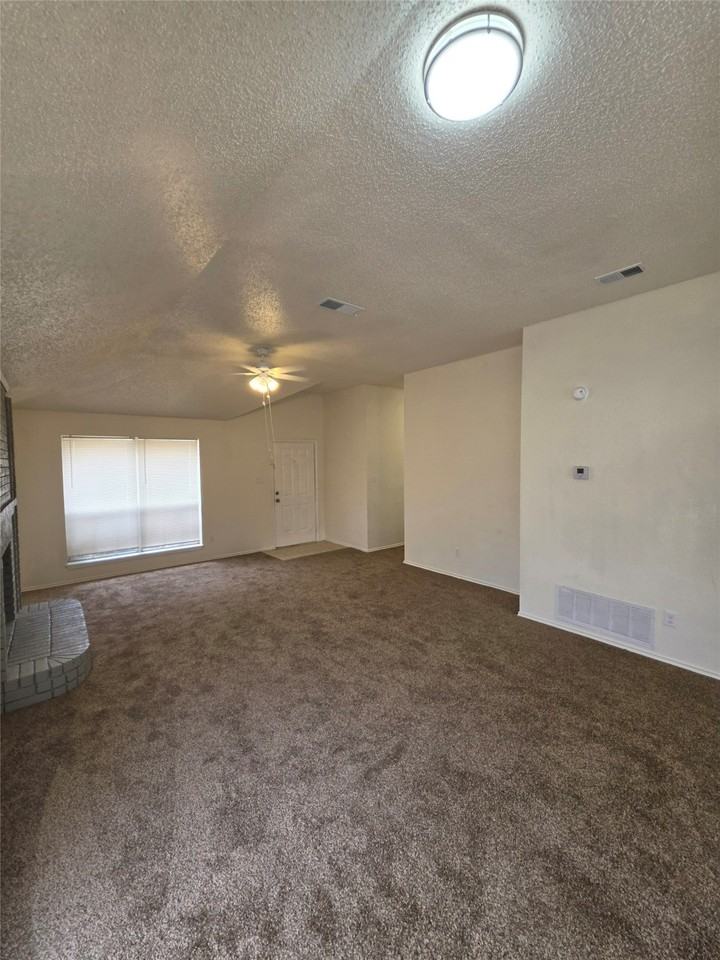 1105 Rosewood Ln - Photo 2 of 10