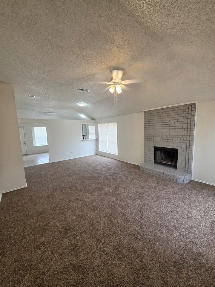 1105 Rosewood Ln - Photo 3 of 10
